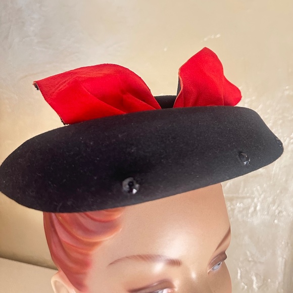 MODISH 1940S\' BLACK FELT HAT WITH LARGE RED SUEDE BOW + BLACK BEADS main image 12